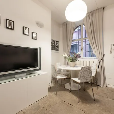 Urban District - Old Town Brera 1br Apartment *